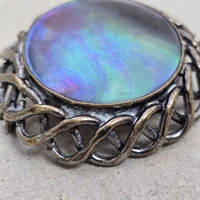 Snoet-rund-metalkant-perlemors-midte-vintage-broche